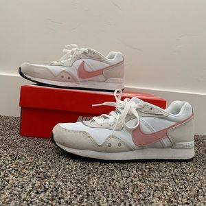Nike Venture Runner size 8.5. White/ Pink Glaze-Platinum tint